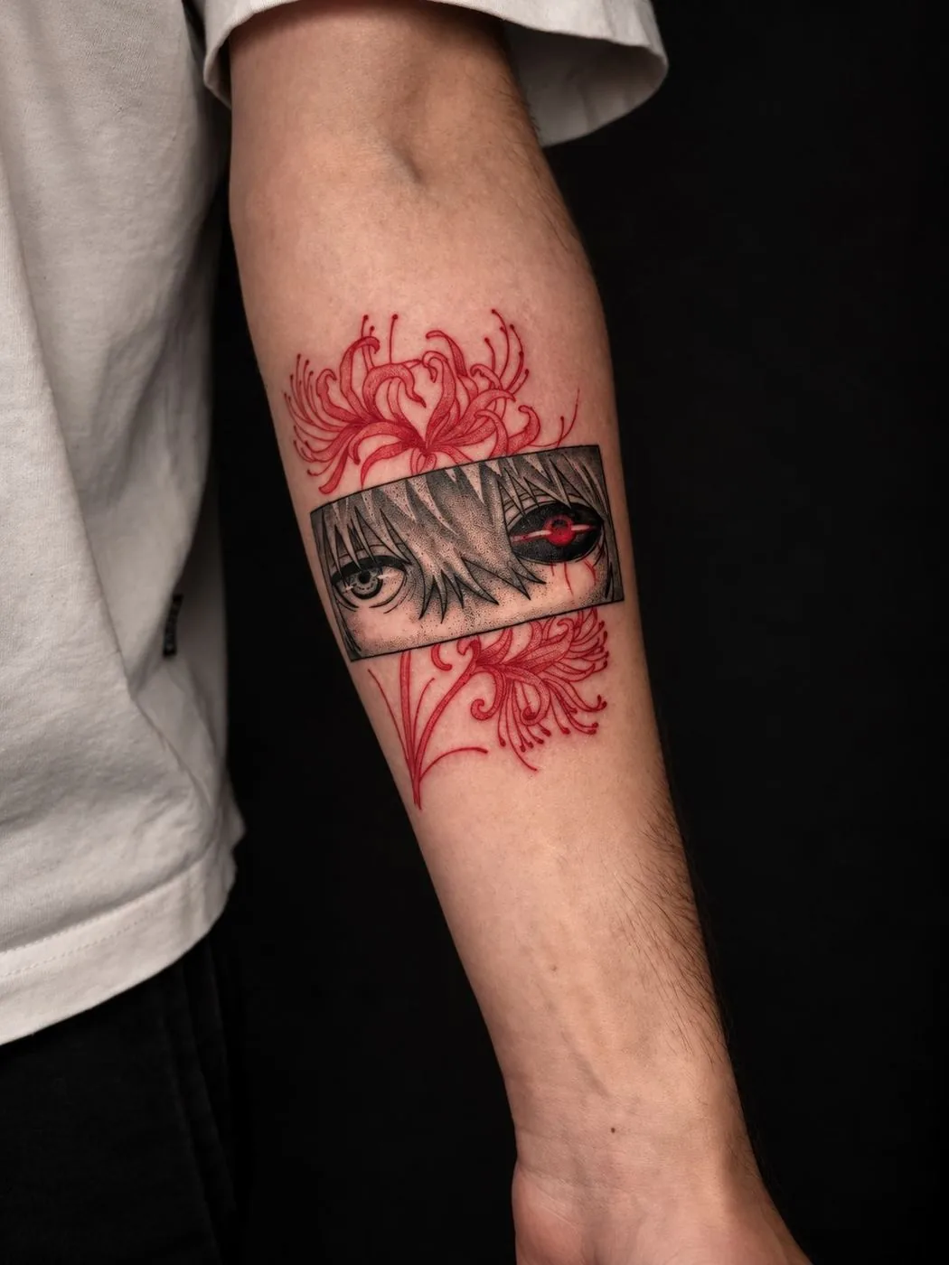 Anime Tattoo mit roten Akzenten
